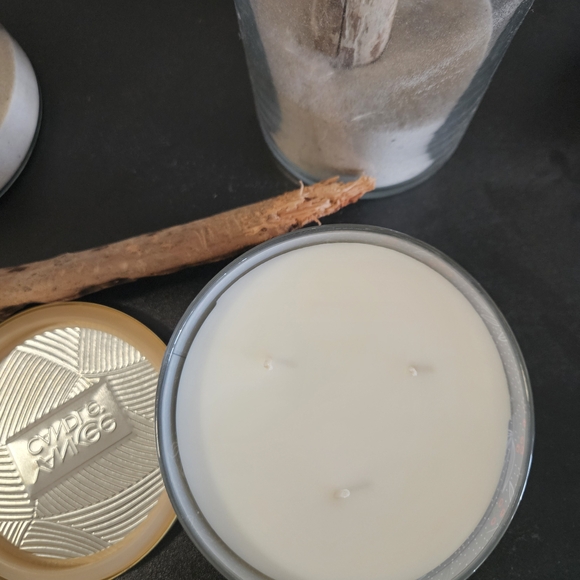 Yankee Candle Sparkling Snow - Gold Lid with Blue Design - Picture 3 of 3